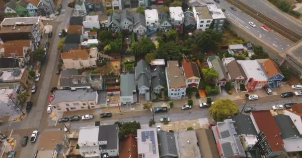 旧金山五花八门的漂亮房子 位于两条公路之间的住宅区上空的无人机画面 — 图库视频影像