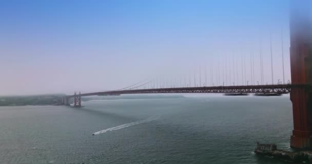 Скоростной Катер Пересекает Воды Удивительным Мостом Золотые Ворота Сан Франциско — стоковое видео