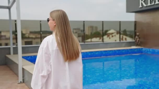 Bazénu Prochází Mladá Blondýnka Bílých Plavkách Košili Relaxační Salónek Střeše — Stock video