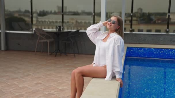 Uvolněná Šťastná Blondýnka Sedí Bazénu Dlouhosrstá Dáma Dotýká Svých Vlasů — Stock video