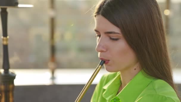 Mladá Krásná Fena Produkující Hustý Bílý Kouř Kouřící Nargileh Bruneta — Stock video