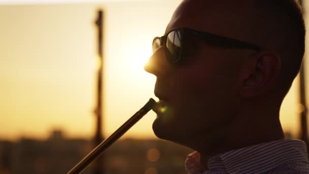 Silhouette Homme Lunettes Fumant Narguilé Assis Extérieur Ferme Toile Fond — Video