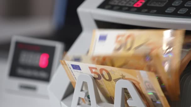50欧元的橙色钞票在现金计数机中周转很快 柜台上的数字在模糊中变化 靠近点 — 图库视频影像
