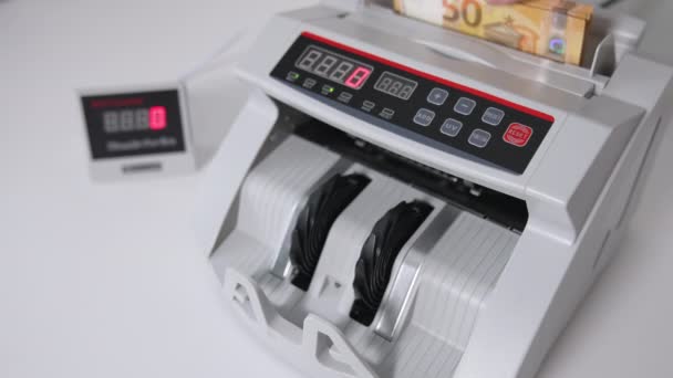 Hand Stopt Een Pakje Van Vijftig Eurobiljetten Geldtelapparatuur Machine Voor — Stockvideo