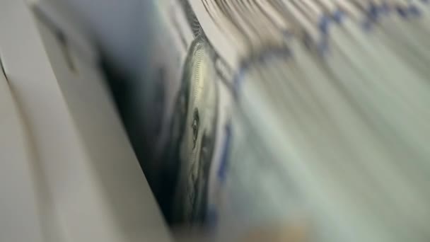 Een Paar Honderd Dollar Biljetten Met Benjamin Franklin Portret Die — Stockvideo