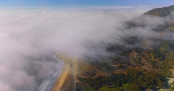太平洋沿岸覆盖着浓密的白雾 美国加利福尼亚州蒙塔拉的落基海滩 空中景观 — 图库视频影像