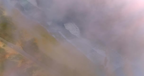 美丽的泡沫浪涌来的沙滩场景正在逼近 来自太平洋的厚厚白雾中的蒙太拉州海滩 — 图库视频影像