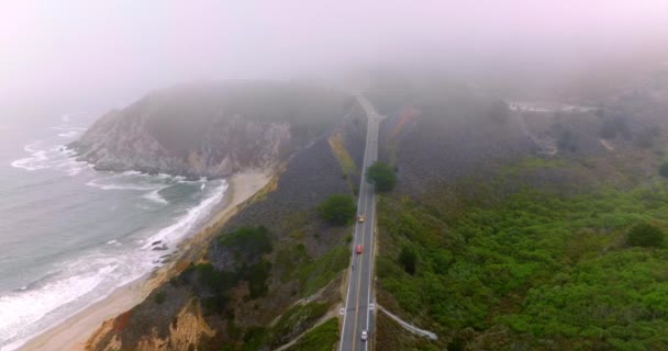 在山上的公路上 有车经过 美丽的岩石蒙塔 加利福尼亚州 浓雾中的地平线 — 图库视频影像