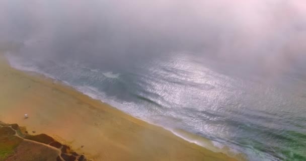 沙滩上浪涌向大海 无人机镜头覆盖了海岸线和海水覆盖地平线的浓雾 — 图库视频影像
