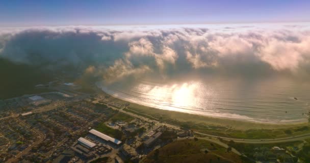 一股浓密的白雾从海洋向海滩涌来 从空中看美国加利福尼亚州蒙塔拉海岸线上的小住宅区 — 图库视频影像