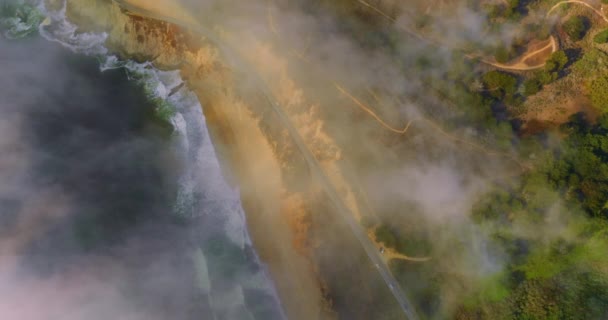 ロッキービーチと波が戻ってくる 山の中を車で移動する高速道路 カリフォルニア州モンタラで霧で覆われた素晴らしい景色 — ストック動画