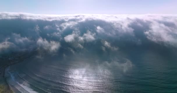 Товстий Білий Туман Поширюється Узбережжя Від Води Дивовижний Хмарний Ландшафт — стокове відео