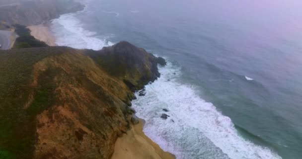 바다의 파도는 해변의 바위로 천천히 움직입니다 몬타라 스테이트 캘리포니아 — 비디오