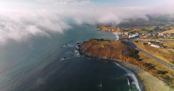 美丽的岩石海岸线蒙太拉 加利福尼亚州 浓雾缓慢地从太平洋的水面向城市移动 顶部视图 — 图库视频影像