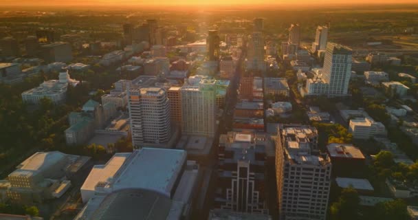 Günbatımında Modern Amerikan Şehrinin Güzel Mimarisi Turuncu Gökyüzünün Arka Planında — Stok video