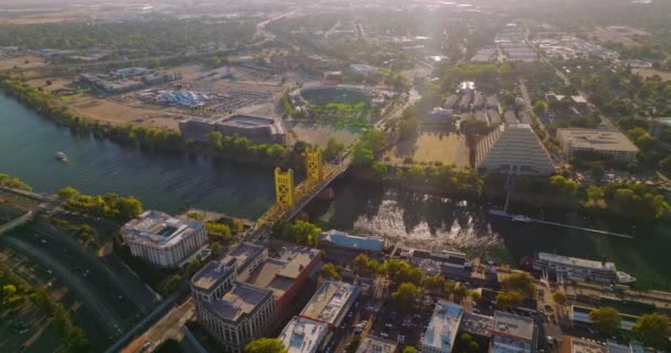 Güneşli Bir Günde Inanılmaz Sacramento Sacramento Nehri Canlı Şehir Şehrini — Stok video