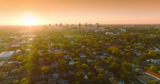 Güneşin Batışının Son Işınları Güzel Yeşil Şehrin Üzerinde Turuncu Gökyüzünün — Stok video