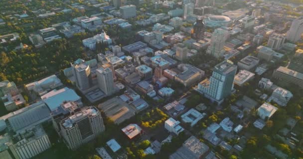 Sacramento Şehir Mimarisi Havadan Bakıldığında Yeşillikle Dolu Gün Batımında Şehrin — Stok video