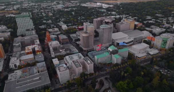 Sacramento Şehir Merkezindeki Çok Katlı Çağdaş Binalar Dan Akşam Görüntüleri — Stok video