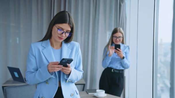 Kobiety Pracujące Biurze Piękne Białe Panie Używające Telefonów Jasnym Pokoju — Wideo stockowe