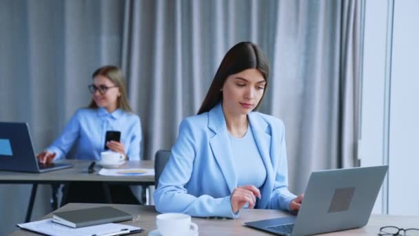 Kobiety Pracują Biurze Siedzą Przy Komputerach Brunetka Jest Podekscytowana Szczęśliwa — Wideo stockowe