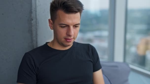 Koyu Saçlı Genç Adam Dizüstü Bilgisayardaki Işine Odaklanmış Panoramik Pencerenin — Stok video