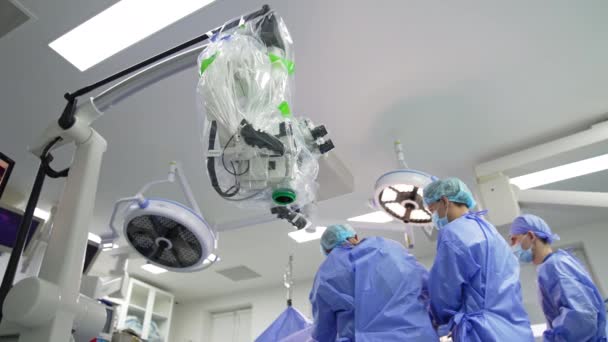 Lekarze Niebieskim Mundurze Pracujący Sali Operacyjnej Niski Kąt Widzenia Nowoczesny — Wideo stockowe