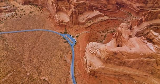 Сіра Лінія Шосе Перетинає Червону Суху Пустелю Відео Безпілотника Над — стокове відео