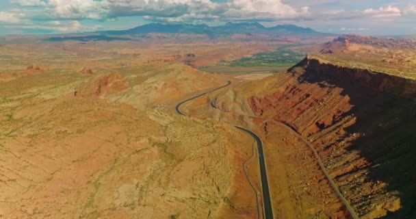 Niesamowite Krajobrazy Wspaniałych Kanionów Oświetlonych Słońcem Chmury Niebieskim Niebie Tle — Wideo stockowe