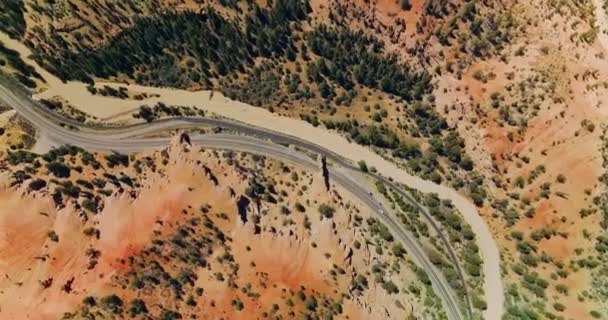 山中的高速公路 岩石景观与稀疏的松树 从顶部看拱门峡谷的阳光 — 图库视频影像