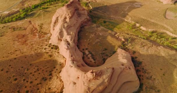 犹他州国家公园里罕见的岩石形状 在干旱的沙漠上空飞行的无人机 绿油油的 — 图库视频影像