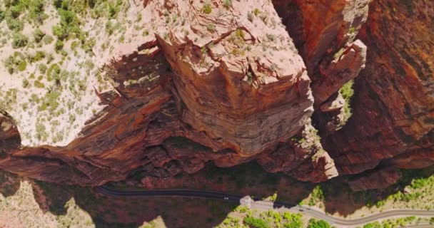 Verbazingwekkende Rode Rotsen Gecreëerd Door Luchterosie Afdalend Langs Prachtige Rotsen — Stockvideo