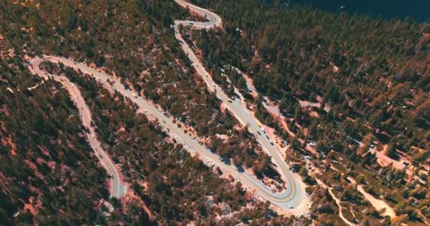 Estrada Torcida Através Paisagem Rochosa Arborizada Com Muitos Carros Movendo — Vídeo de Stock