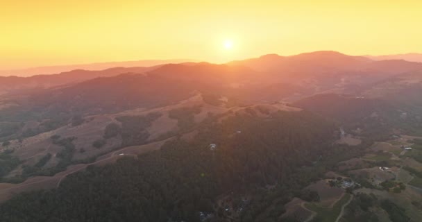 Paisagem Montanhosa Pôr Sol Lindas Silhuetas Montanhas Fundo Céu Laranja — Vídeo de Stock