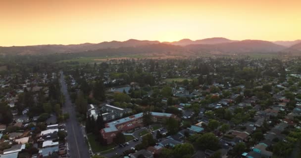 Volando Sobre Ciudad Verde Napa California Skyline Montañoso Telón Fondo — Vídeos de Stock