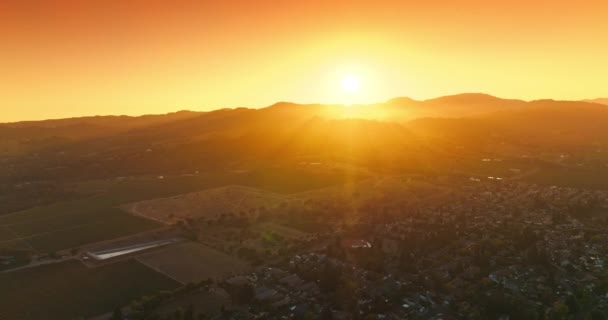 Horami Zapadá Jasné Slunce Krásné Údolí Napa Spoustou Útulných Domů — Stock video