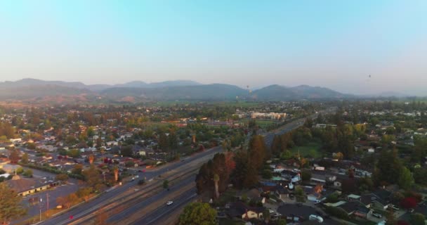 在美国加州纳帕的路上塞满了汽车 热气球在城市上空飘扬 山脉为背景 顶部视图 — 图库视频影像