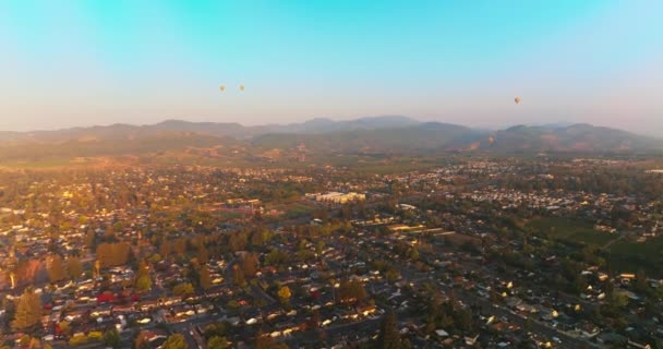 Balões Quente Voando Sobre Bela Cidade Cenário Iluminado Pelo Sol — Vídeo de Stock