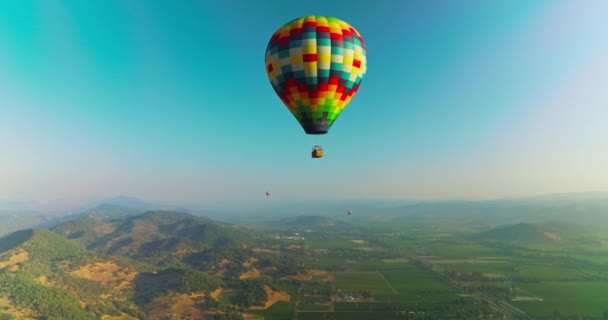Montgolfière Colorée Lumineuse Descendant Dans Ciel Bleu Aérostats Volent Dessus — Video