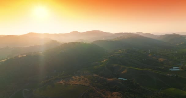 Strahlende Sonne Erhellt Die Bergige Landschaft Die Von Viel Grün — Stockvideo