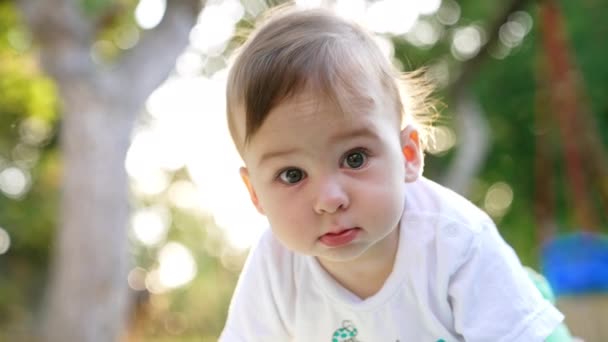 Bebê Adorável Olhando Surpreso Olhando Para Câmera Criança Vira Nos — Vídeo de Stock
