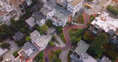 San Francisco 'daki boş ünlü Lombard sokağı. Şehir yüzeyinden yükselerek kalın bir sis tabakasına dönüşüyor. Üst görünüm.