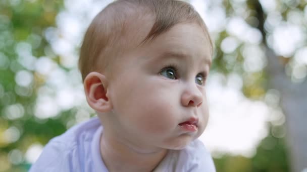 Adorable Visage Enfant Regardant Côté Bébé Mignon Rester Extérieur Ferme — Video
