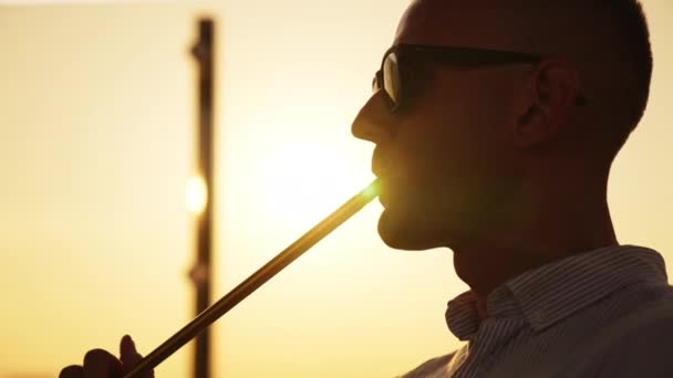 Parte Superior Homem Com Óculos Sol Respirar Sair Fumo Branco — Vídeo de Stock