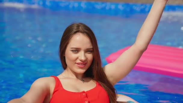 Kırmızı Bluzlu Kız Havuzda Yüzüyor Havuzda Güneşlenen Güzel Bir Bayan — Stok video