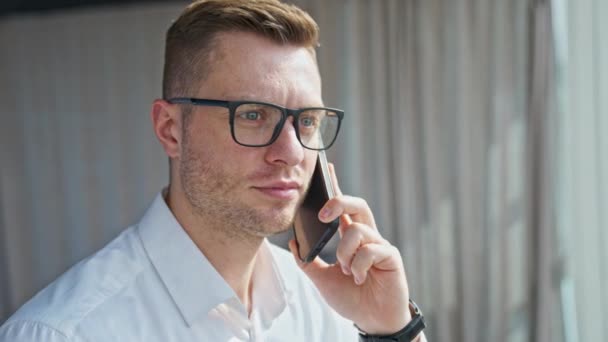 Facet Białej Koszuli Rozmawiający Przez Telefon Wyglądał Zmartwionego Biznesmen Zainteresowany — Wideo stockowe