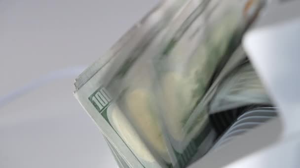 Pilha Notas Cem Dólares Detentor Máquina Dinheiro Fecha Fundo Branco — Vídeo de Stock