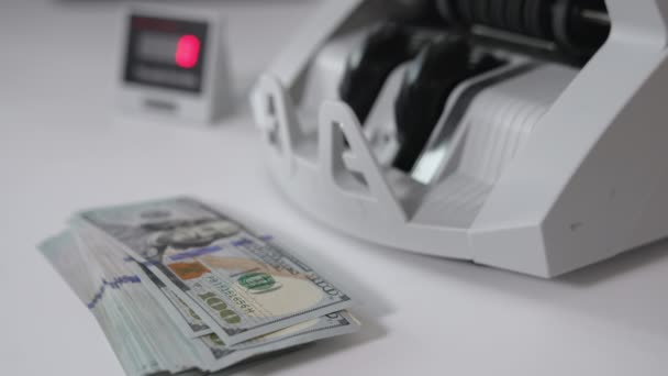 Sok Százdollárost Számolnak Pénzautomatában Egy Köteg Amerikai Dollár Fekszik Felszerelés — Stock videók