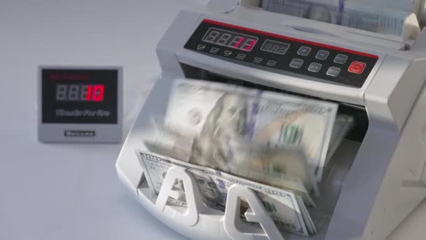 Männlich Steckt Ein Paar Dollar Die Geldmaschine Ausrüstung Für Funktionierende — Stockvideo