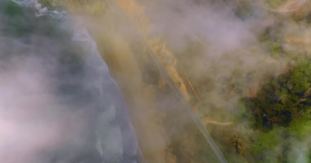 穿过美丽的沙滩海岸的高速公路 透过水面上的薄雾俯瞰太平洋沿岸 — 图库视频影像